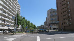 大谷地駅前通と立体交差する札幌恵庭自転車道