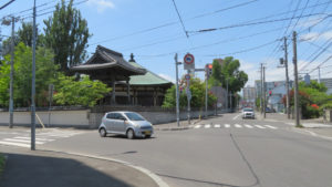 道道花畔札幌線（旧元村街道）と大覚寺鐘楼