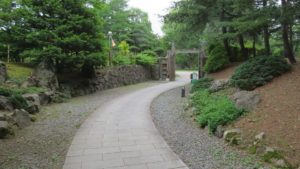 日本庭園の出入り口と石畳の園路