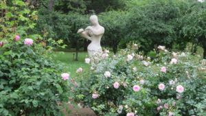 バラと野外彫刻「笛を吹く少女」