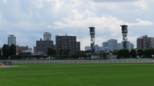 札幌競馬場からJRタワーなど都心部を望む