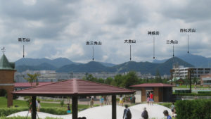 札幌競馬場から百松沢山、三角山、神威岳、大倉山、奥三角山、砥石山を望む