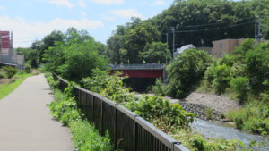 真駒内川散策路から常盤1号橋を望む