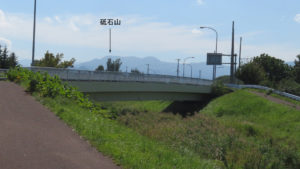 安春川屯田橋と遠方の砥石山を望む