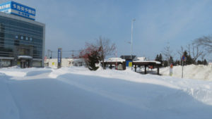駅前広場の雪景色