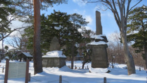 豊平開町五十年記念碑（左）と吉田善太郎功労碑