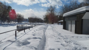 ボート乗り場と雪の散策路