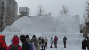 4丁目 大雪像（白亜紀の北海道 ～ティラノサウルス＆カムイサウルス～）