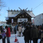札幌諏訪神社の社殿と初詣の人たち