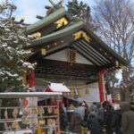発寒神社の社殿と初詣の人たち