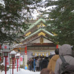 発寒神社の社殿と初詣の人たち