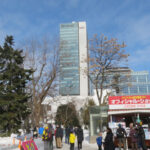 札幌市役所とさっぽろ創世スクエアを望む